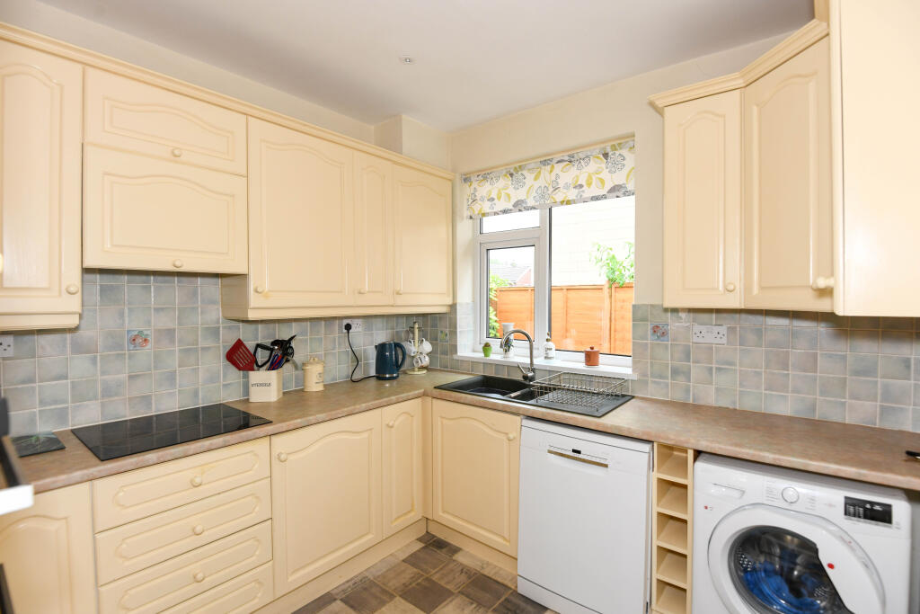 Holyrood Close, Trowbridge photo 4