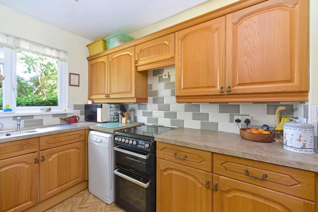 Coatham Place, Cranleigh, GU6 photo 4