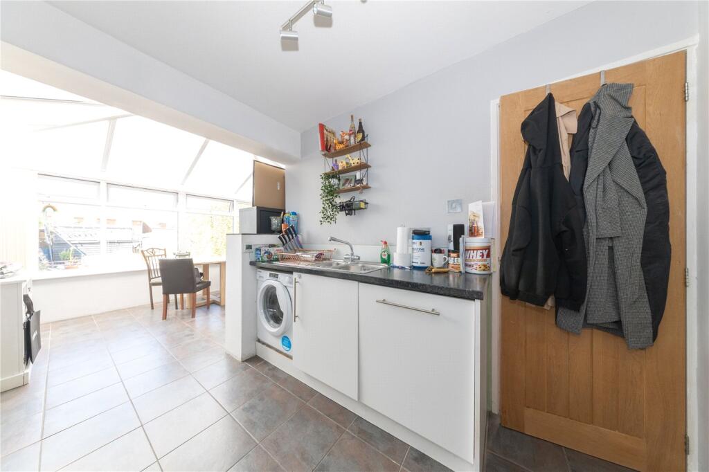 House in Luton, Stopsley - More