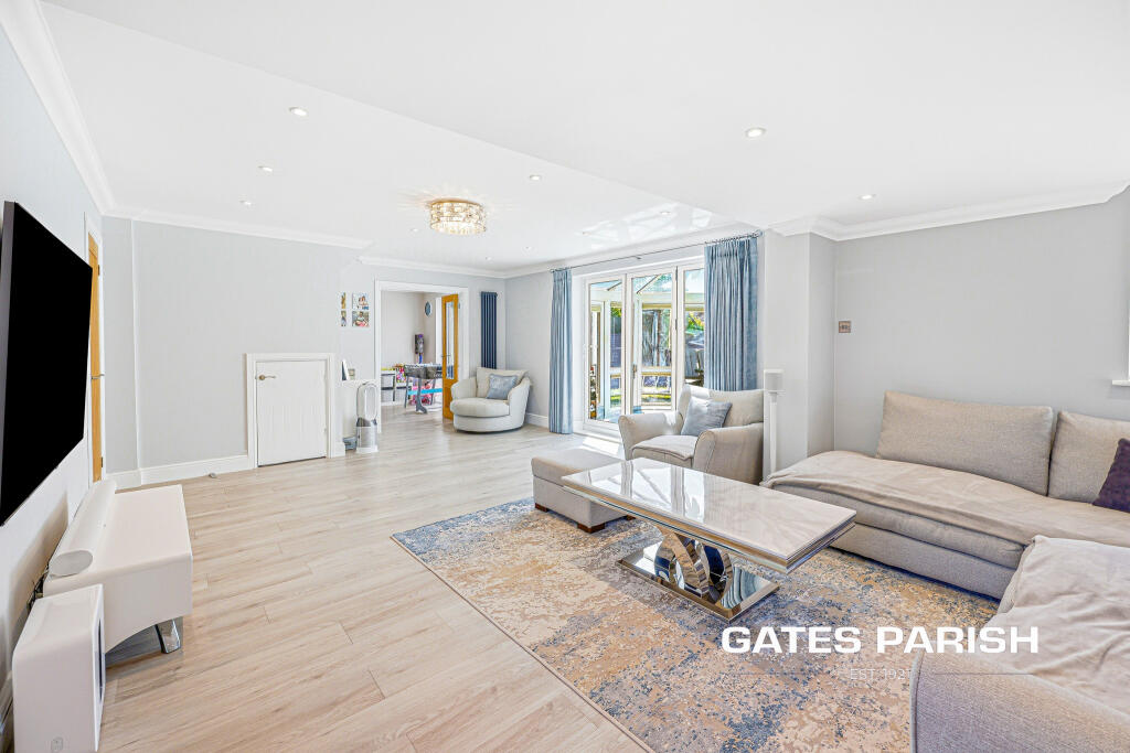 Mallinson Close, Hornchurch, RM12 photo 3