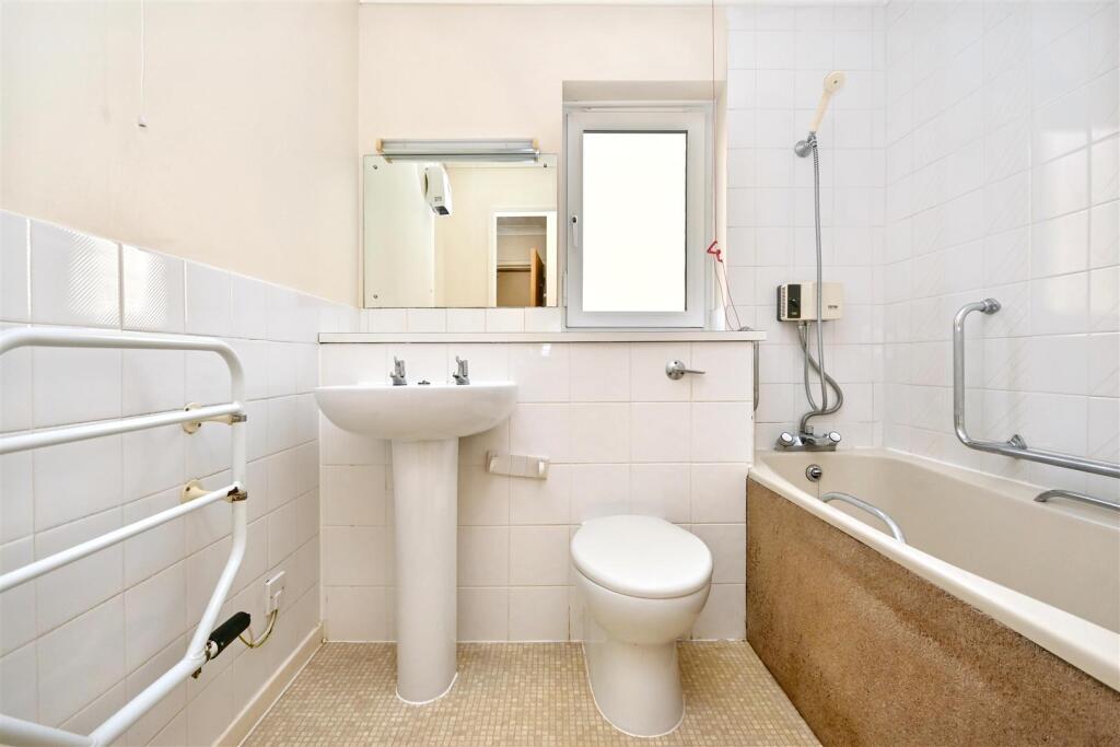 Apartment in Eastbourne, Seaside, Roselands - View 4