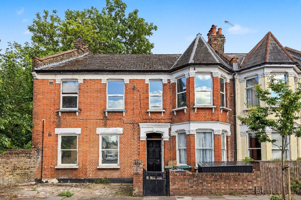 Main image of property: 2b Woodside Gardens, Tottenham, London N17 6UY