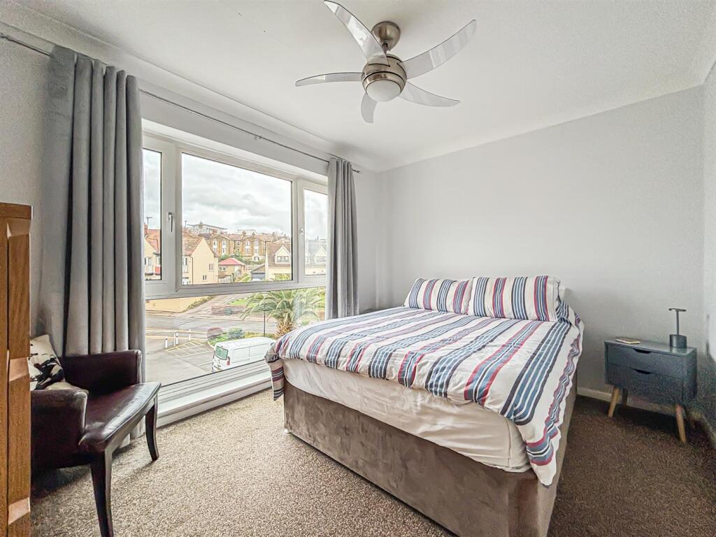 Waters Edge, Shorefield Road, Westcliff-on-Sea photo 2
