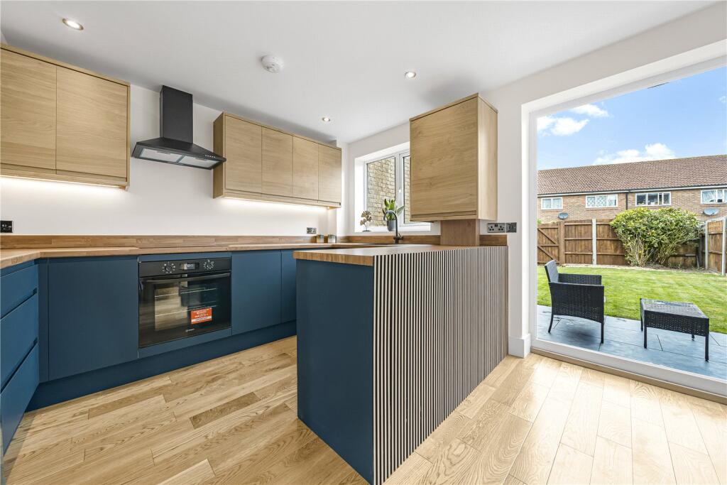House in London, Hampton - View 2