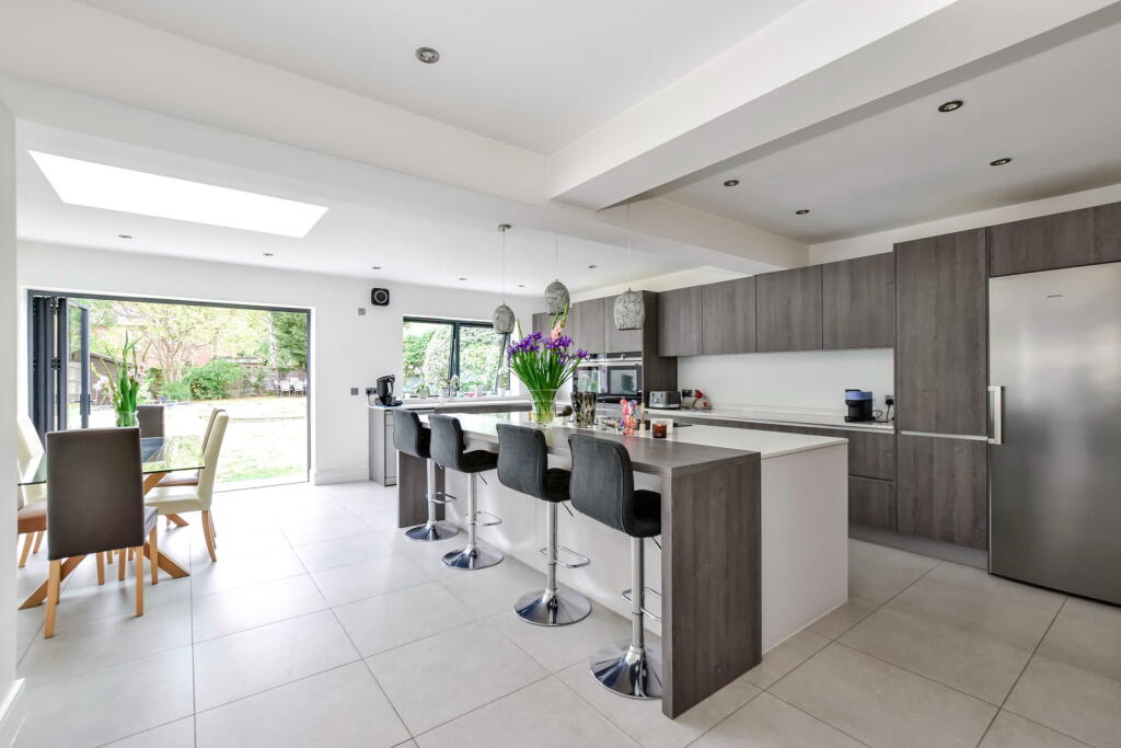 House in Hertsmere, Hertfordshire - More