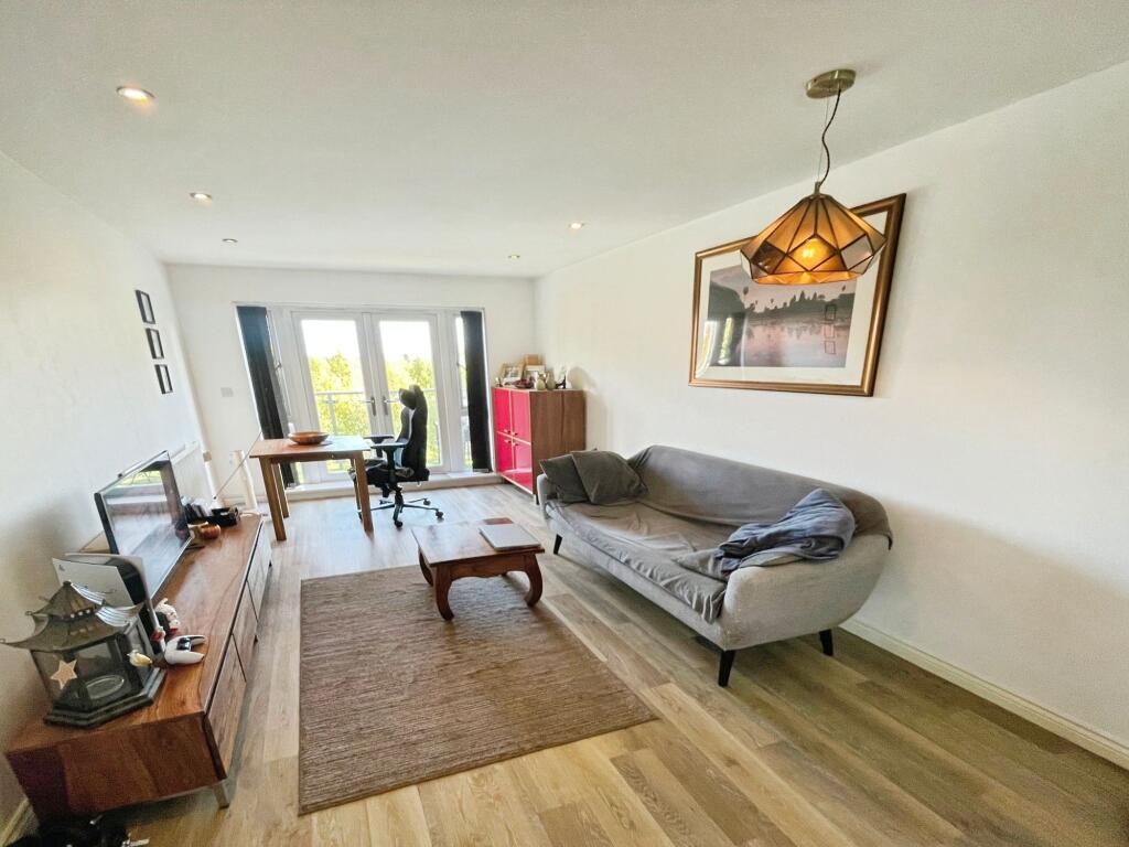 Apartment in Basingstoke and Deane, Lychpit, Popley - View 2