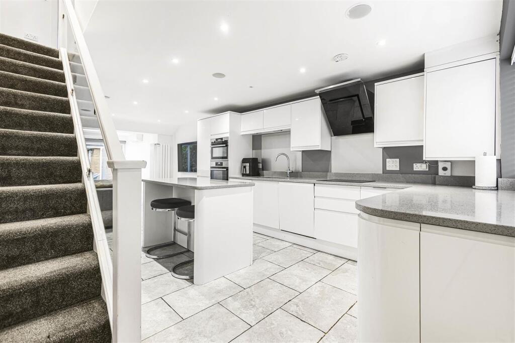 House in Hatfield, North Mymms - View 5