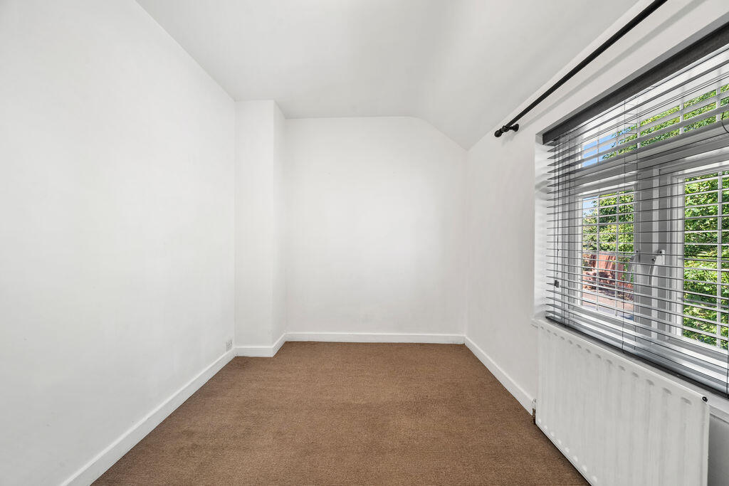 House in Kingston upon Thames - More