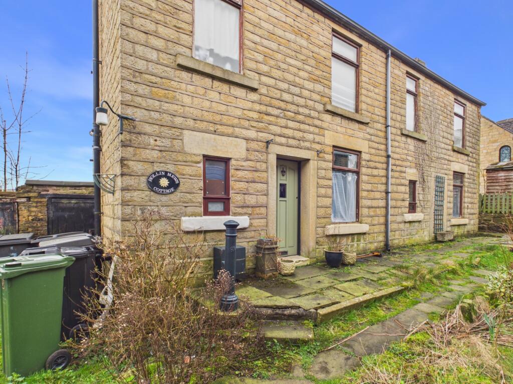 3-bed detached on Mottram Moor Hollingworth, Hollingworth, Hyde, SK14 8NB, £225,000