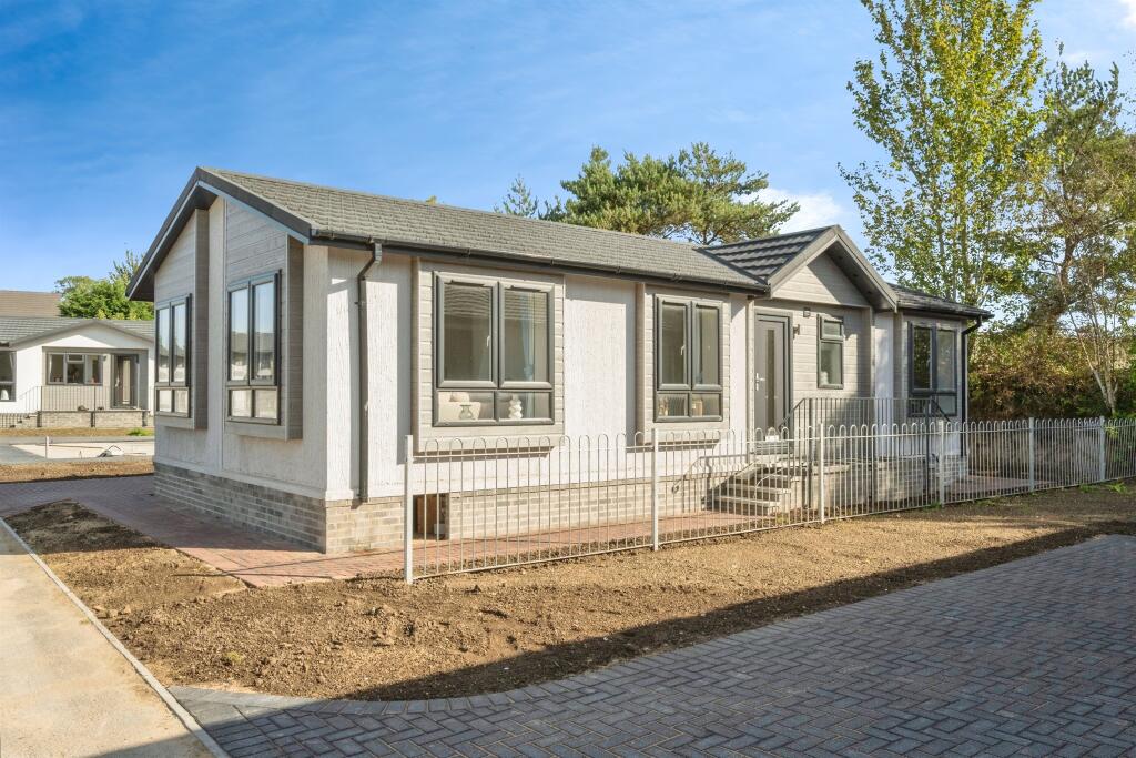 2-bed caravan on Sandtoft Road, Belton, Doncaster, £175,000