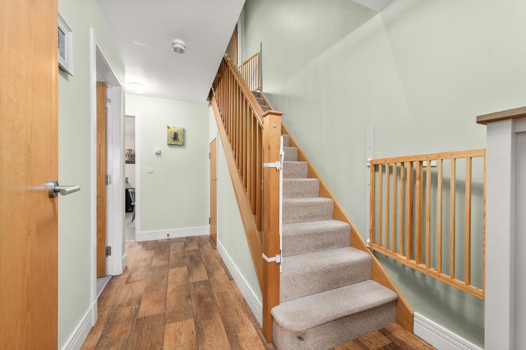 14, Crown Crescent, Kinnaird, Larbert, FK5 4XN photo 3