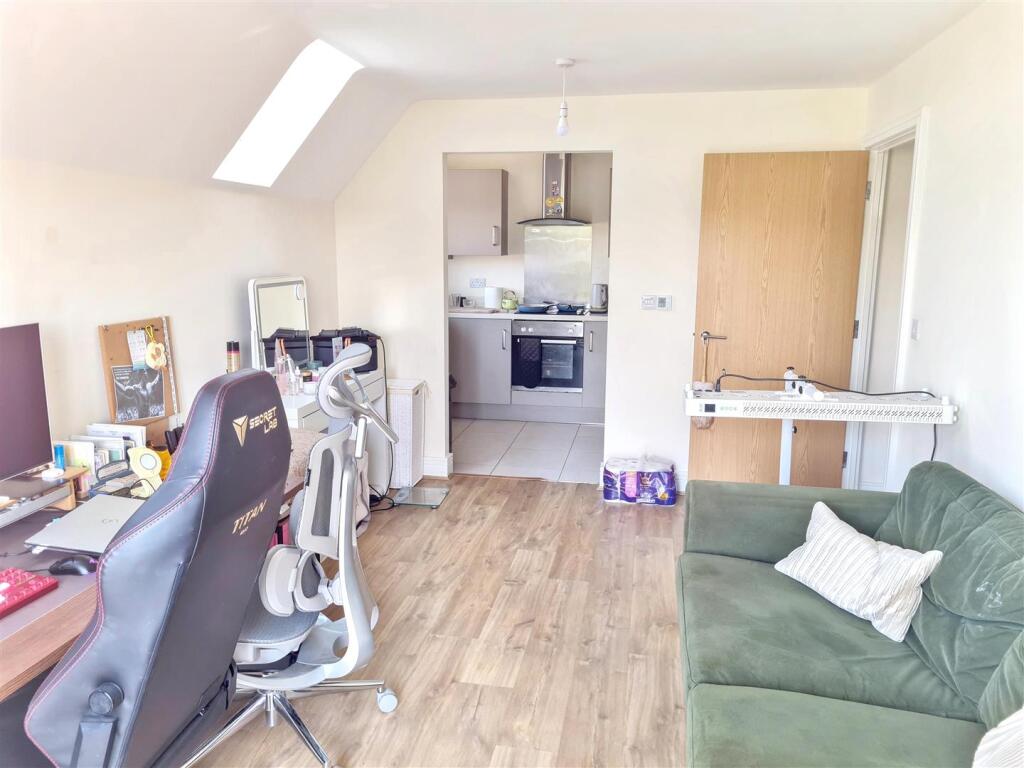 Apartment in Luton, Leighton-Linslade - View 5