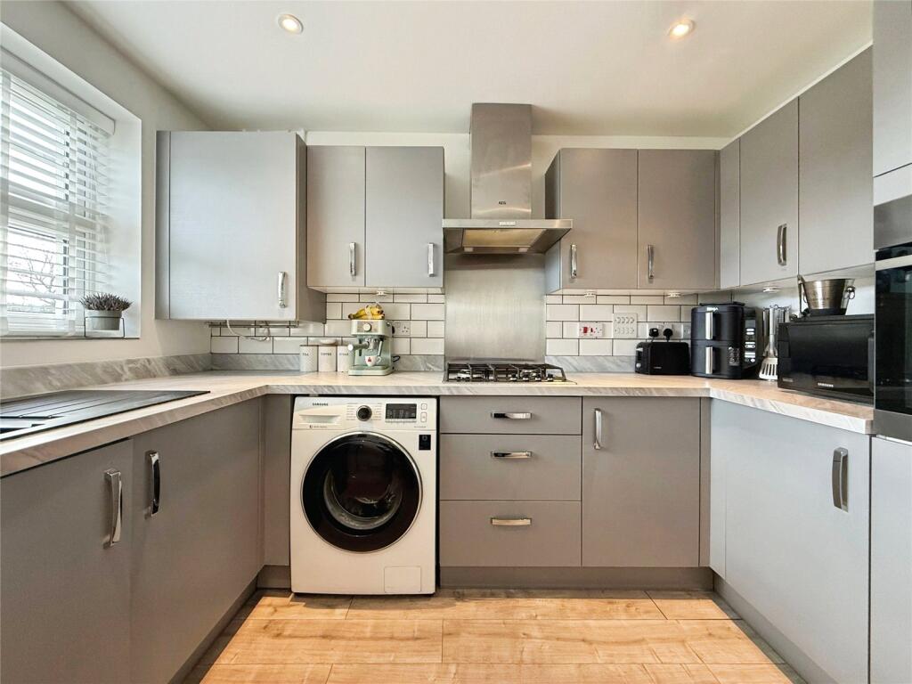 Gale Close, Yateley, Hampshire, GU46 photo 3