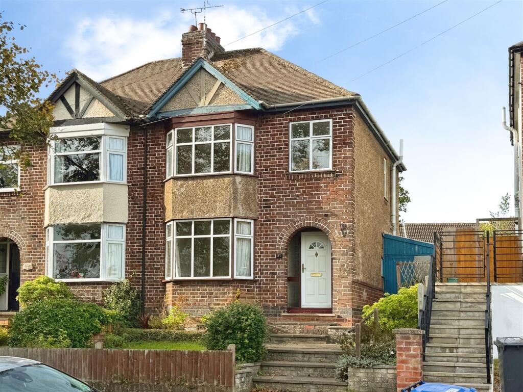 3-bed semi-detached on Greville Road, Warwick, £275,000