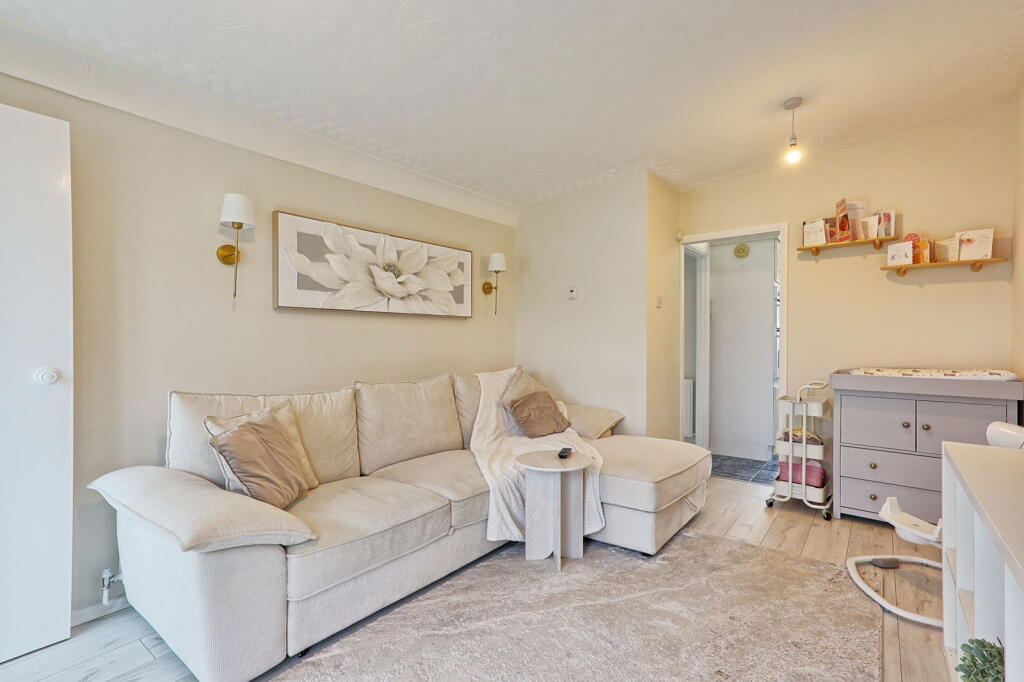 The Belvedere, Burnham-on-crouch, CM0 8AW photo 4