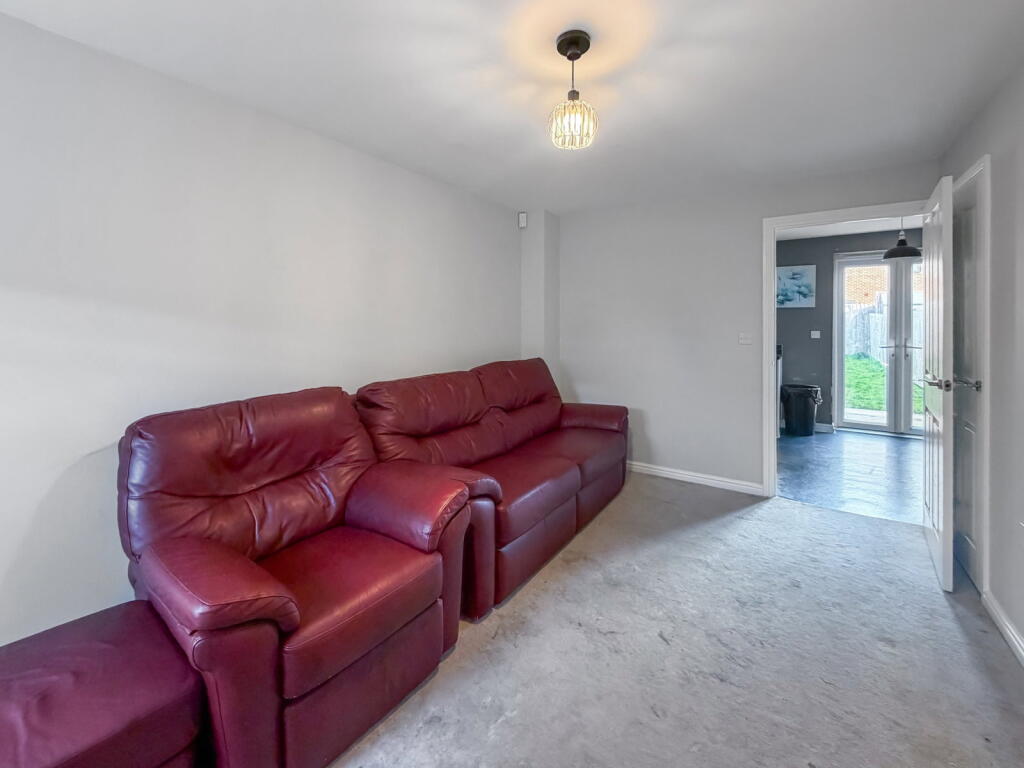 Sanderling Close, East Tilbury RM18 8FF photo 4