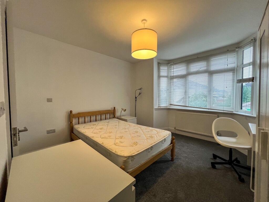 6 bedroom semi-detached house for rent