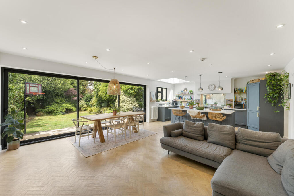 House in Elmbridge, Hinchley Wood - View 2