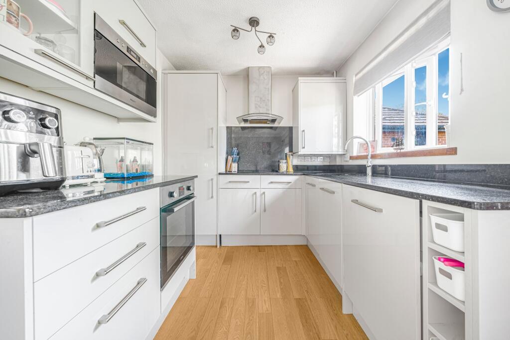 Apartment in Kingston upon Thames - View 3