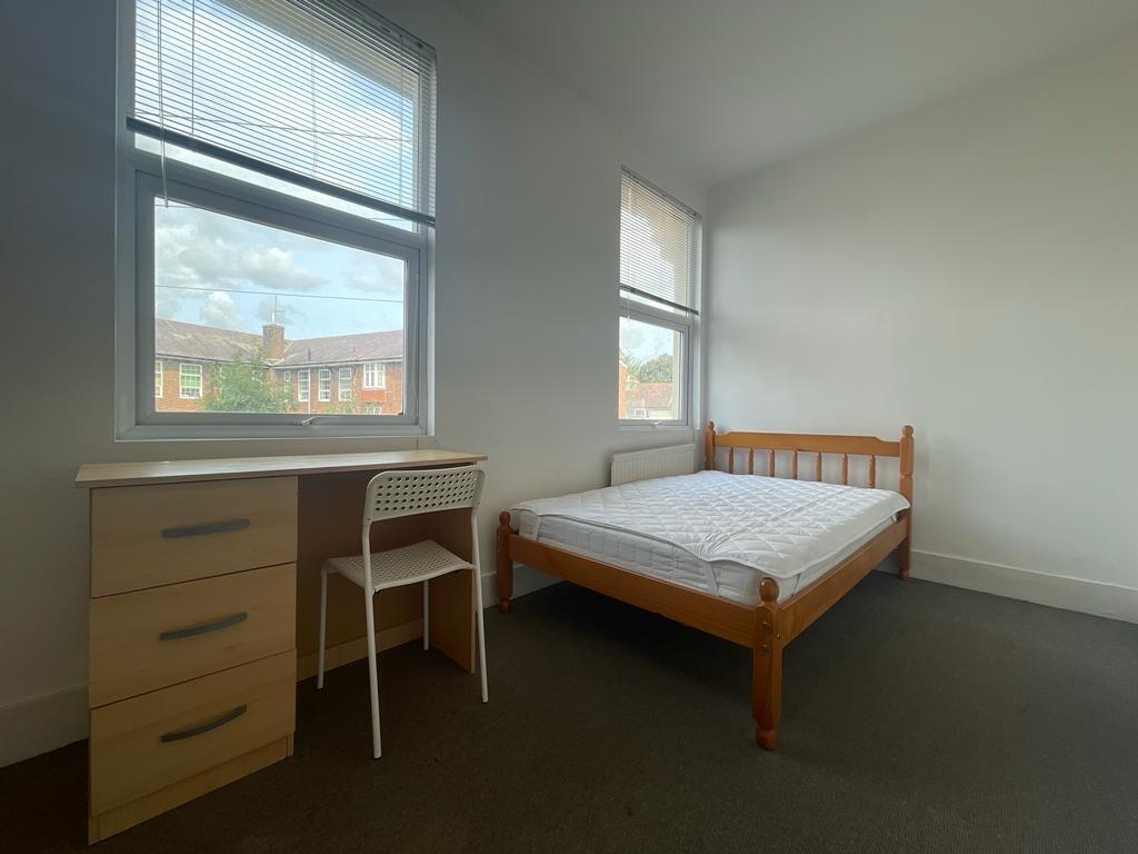 5 bedroom semi-detached house for rent