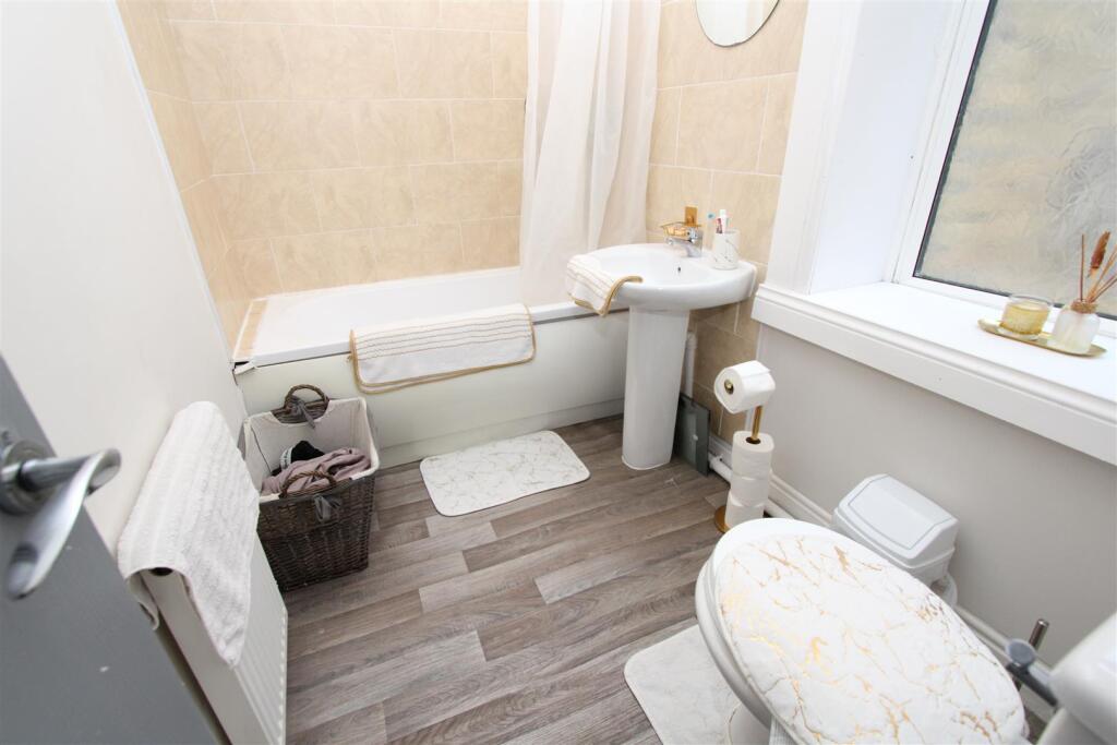 House in Bradford, Fourlands, Idle - View 4