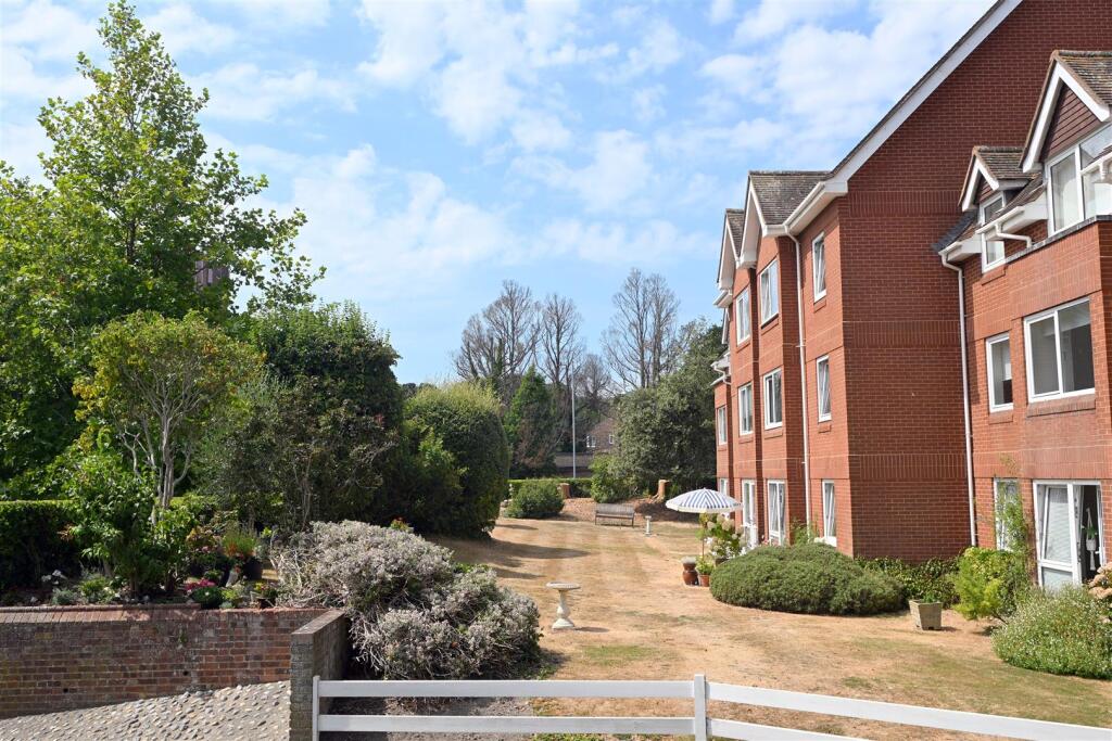 Apartment in Eastbourne, East Sussex - View 2