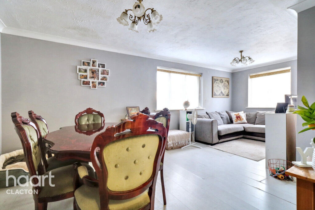 Connaught Gardens East, Clacton-On-Sea photo 4