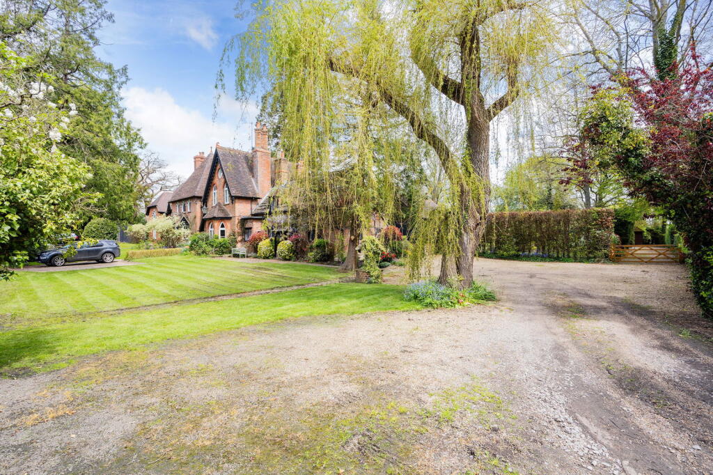 Main image of property: East Grinstead Road, Lingfield, RH7 6NE