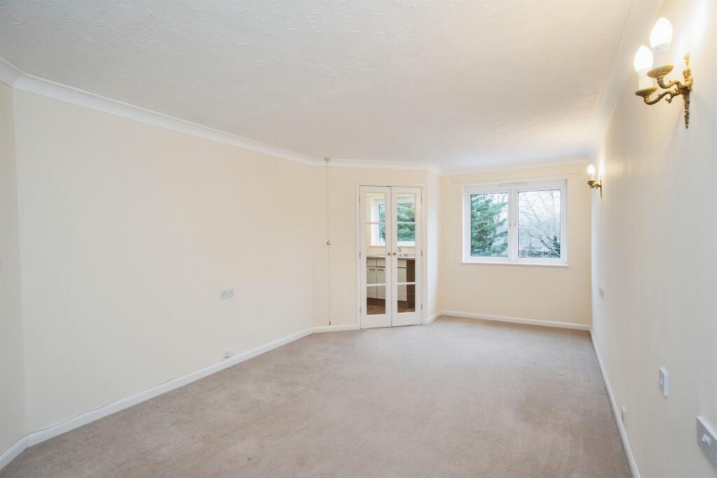 Apartment in Watford, Hertfordshire - View 2