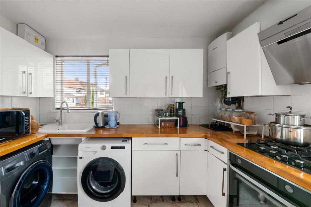 Apartment in West Drayton, Bell Farm Estate - View 3