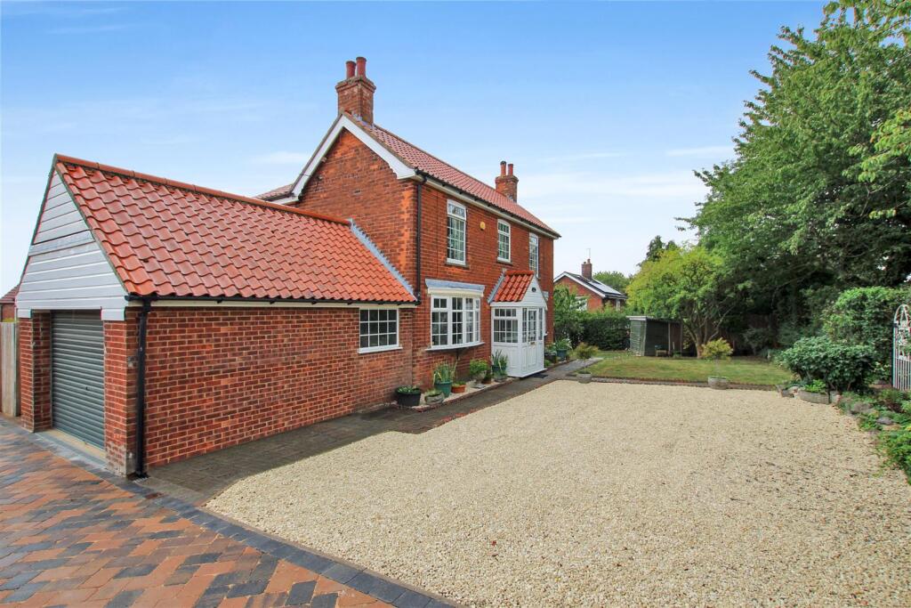 3-bed detached on Holton Road, Nettleton, £325,000