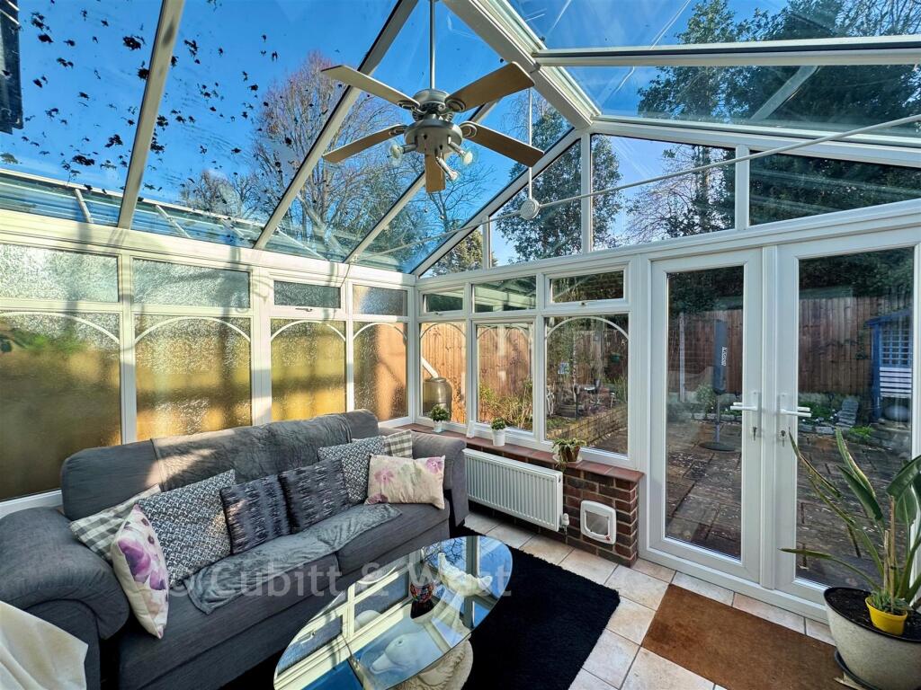 Corner Farm Close, Tadworth, Surrey photo 3