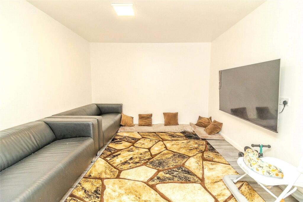 Apartment in Milton Keynes, Conniburrow, Great Linford - View 5