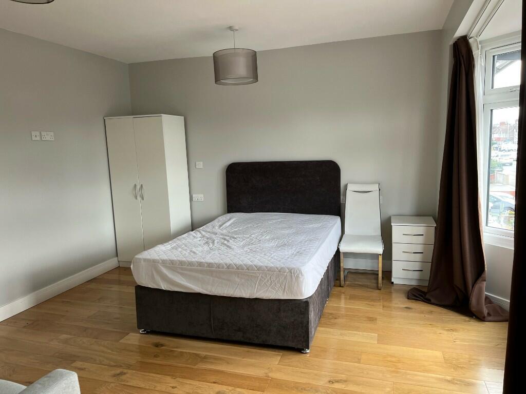 House in Croydon - View 2