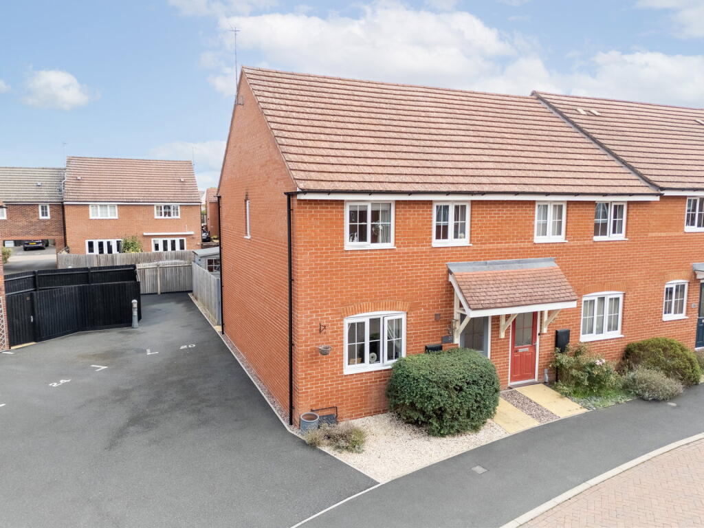 3-bed terraced on Summerhill Place, Market Harborough, LE16 9GP, £300,000