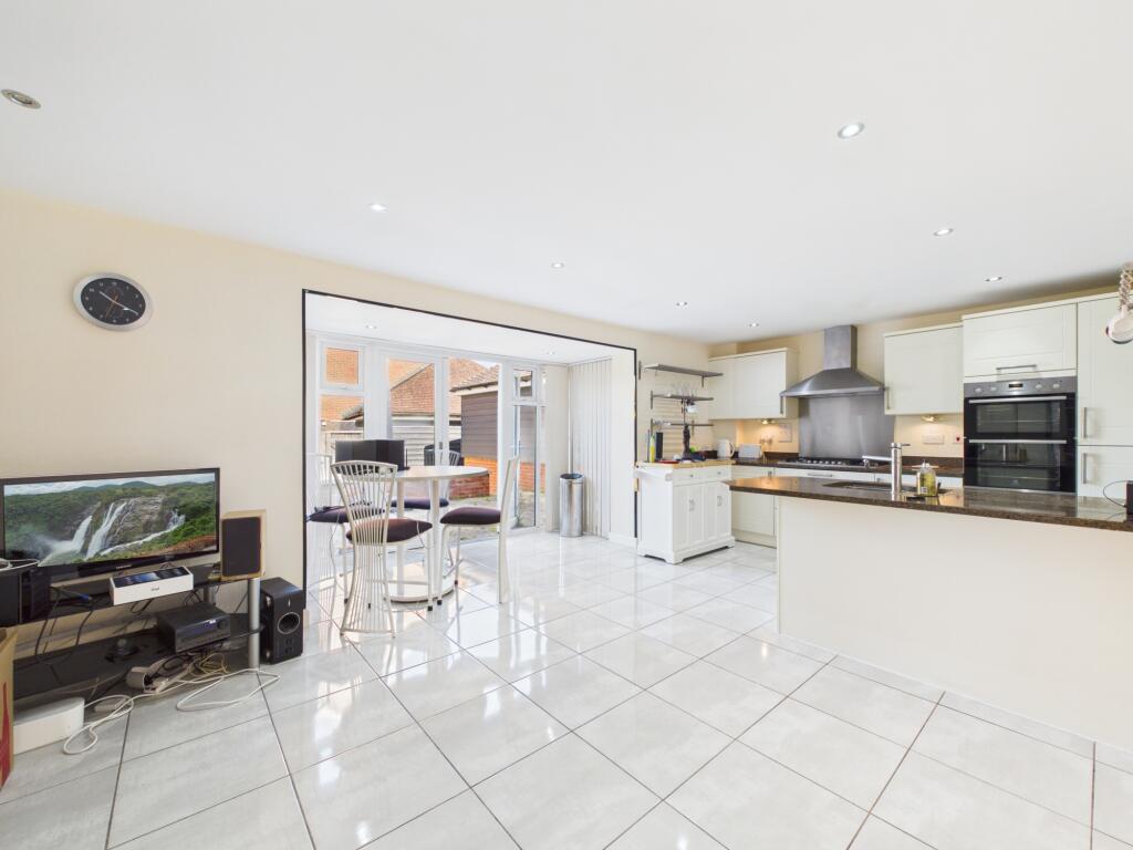 House in Horsham, Broadbridge Heath - View 3