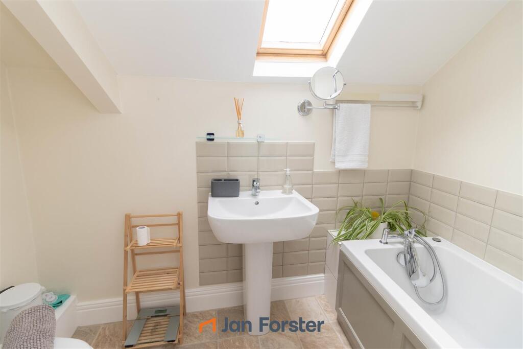 Apartment in North Tyneside, Cullercoats - View 5