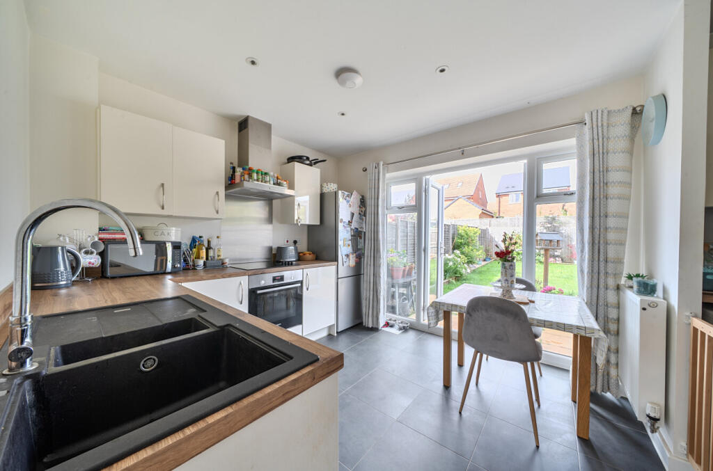 Follett Close, Wellington, Somerset, TA21 photo 3