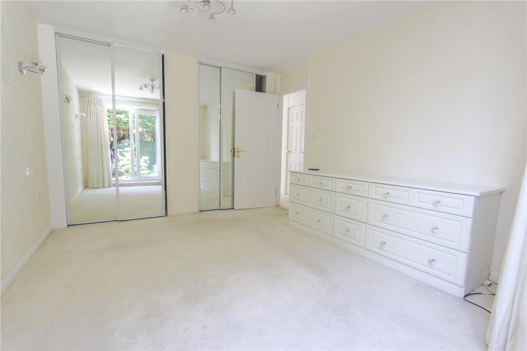 Apartment in Southend-on-Sea - More