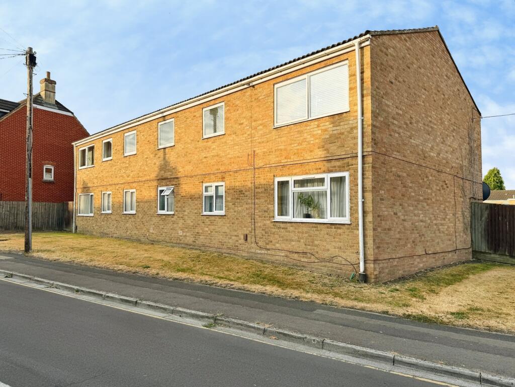 2-bed flat on Dores Court, Swindon, Wiltshire, £145,000