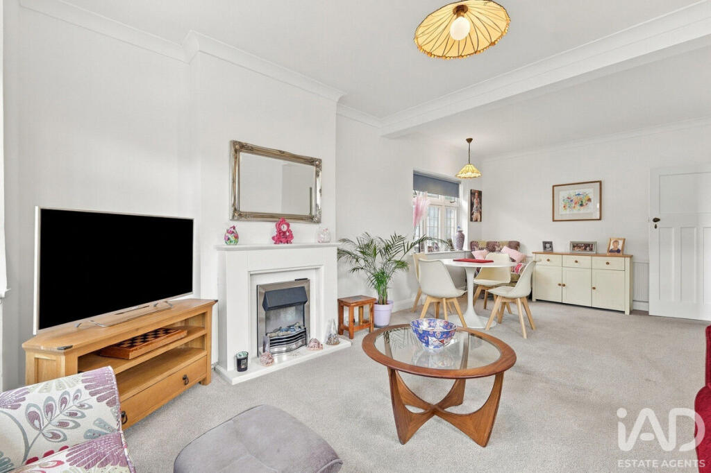 House in Southend-on-Sea, Eastwood - More