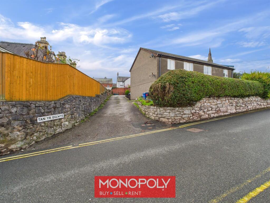 2-bed flat on School Road, Ruthin, £115,000