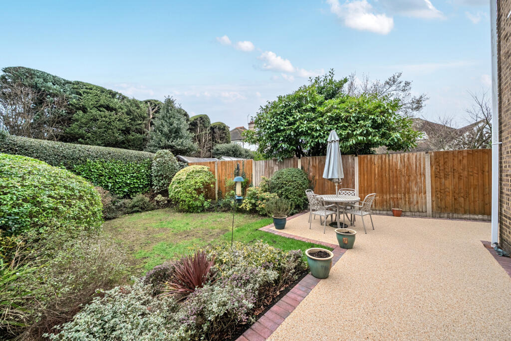 Graylands Close, Horsell, GU21 photo 4
