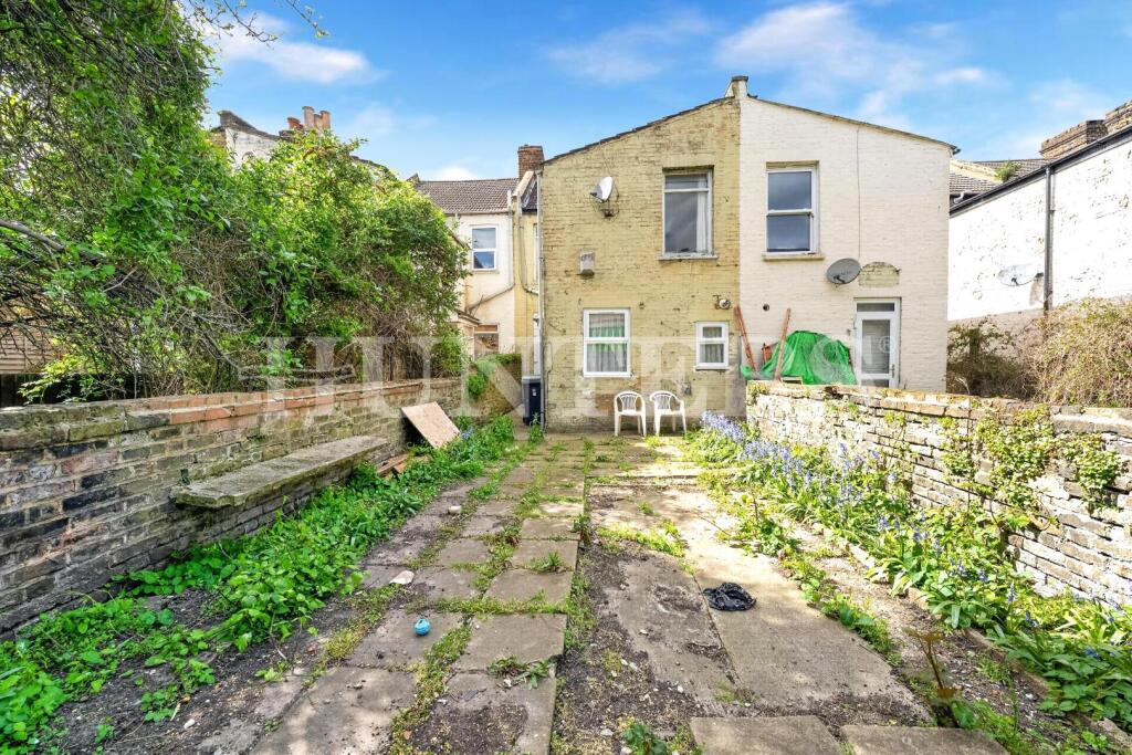 House in London, Seven Sisters, West Green - More