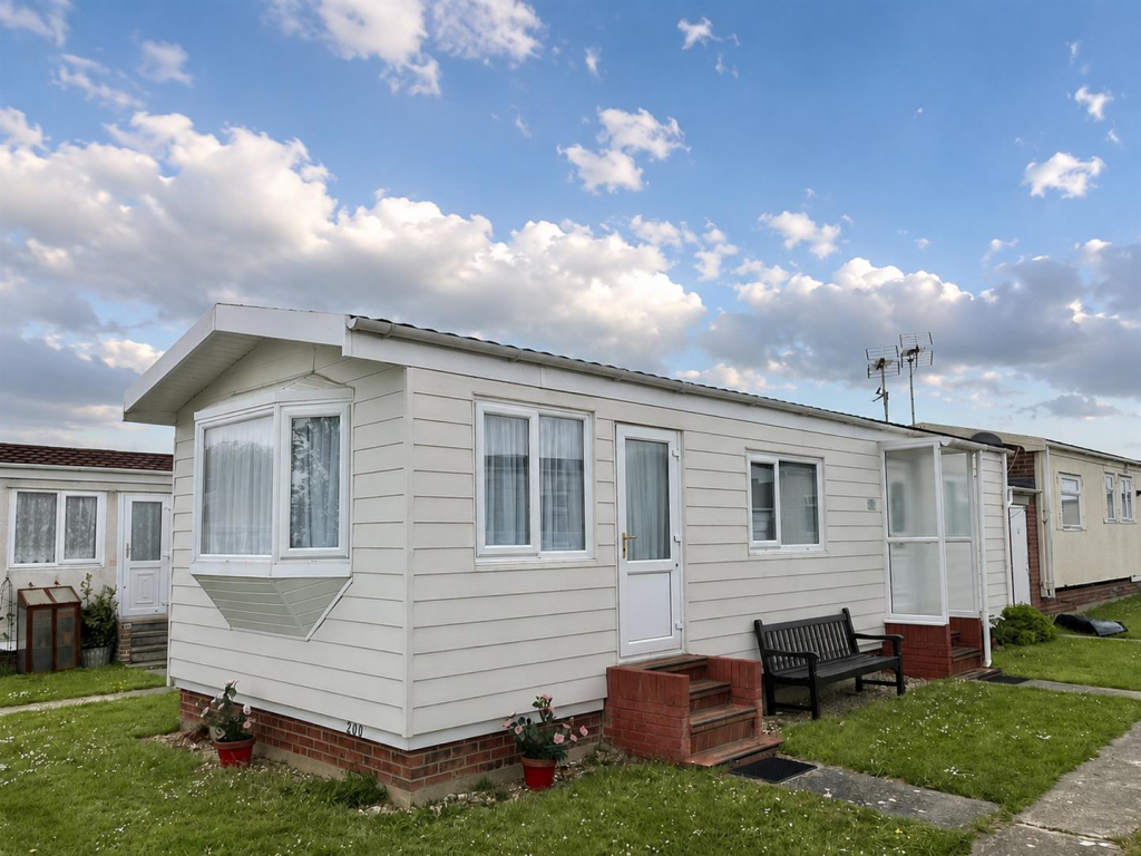 2-bed caravan on Meadowview Park, St. Osyth Road, Little Clacton, £59,995
