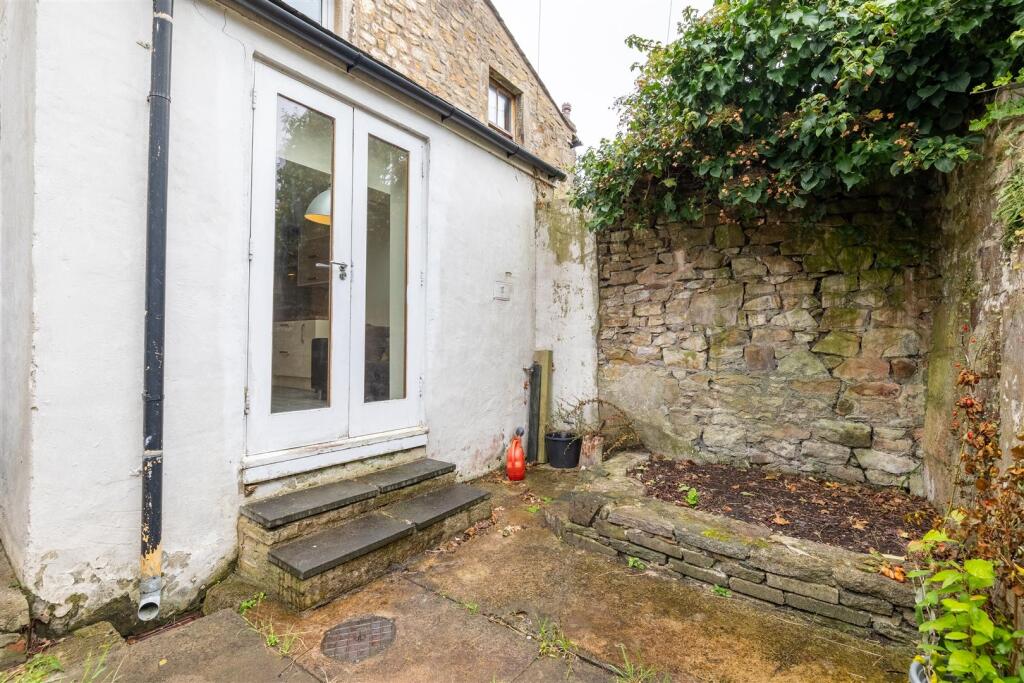 84 Dale Street, Lancaster - More