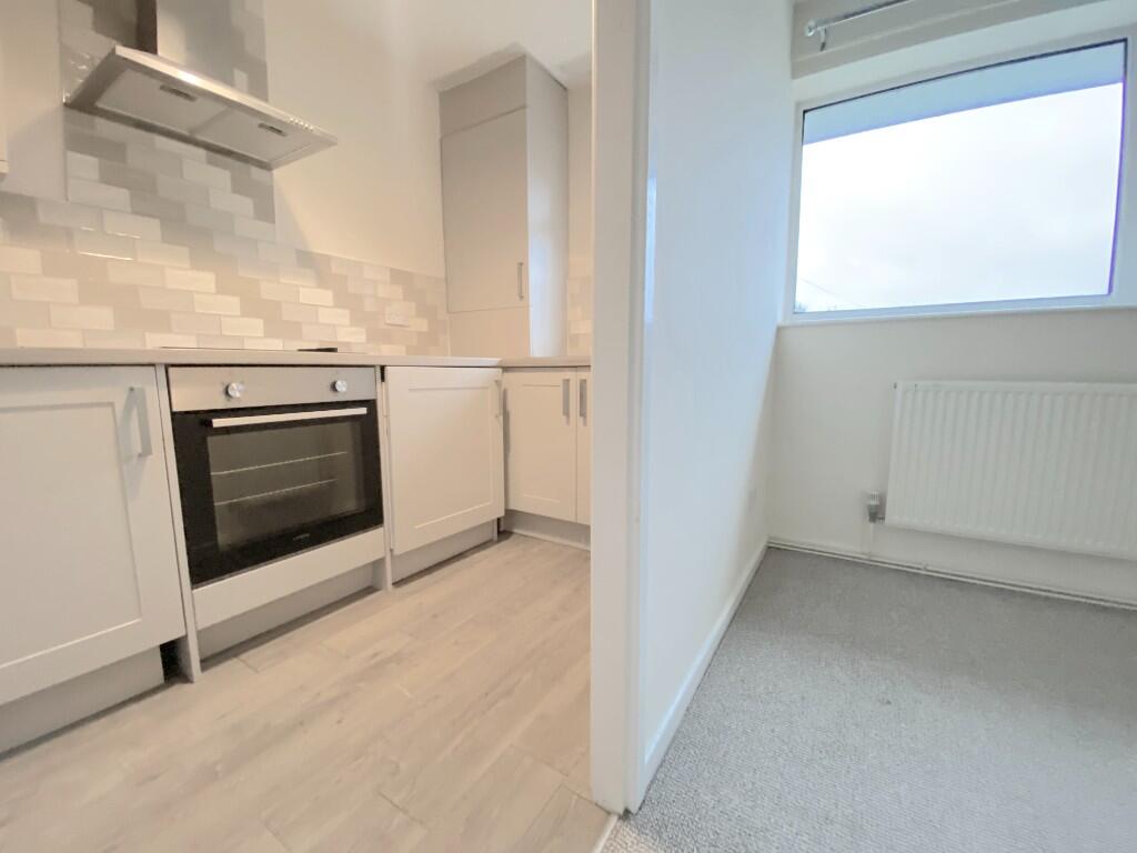 9 Pendinas Drive, Codsall WV8 1JS photo 3