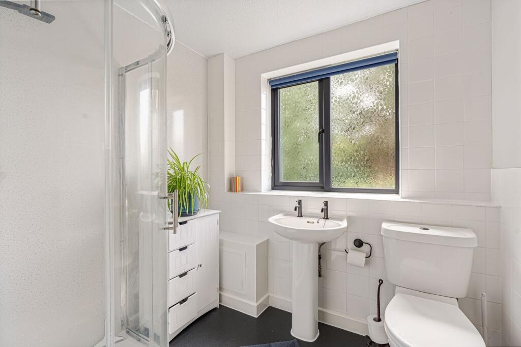 House in Spelthorne, Knowle Green, Staines-upon-Thames - View 5
