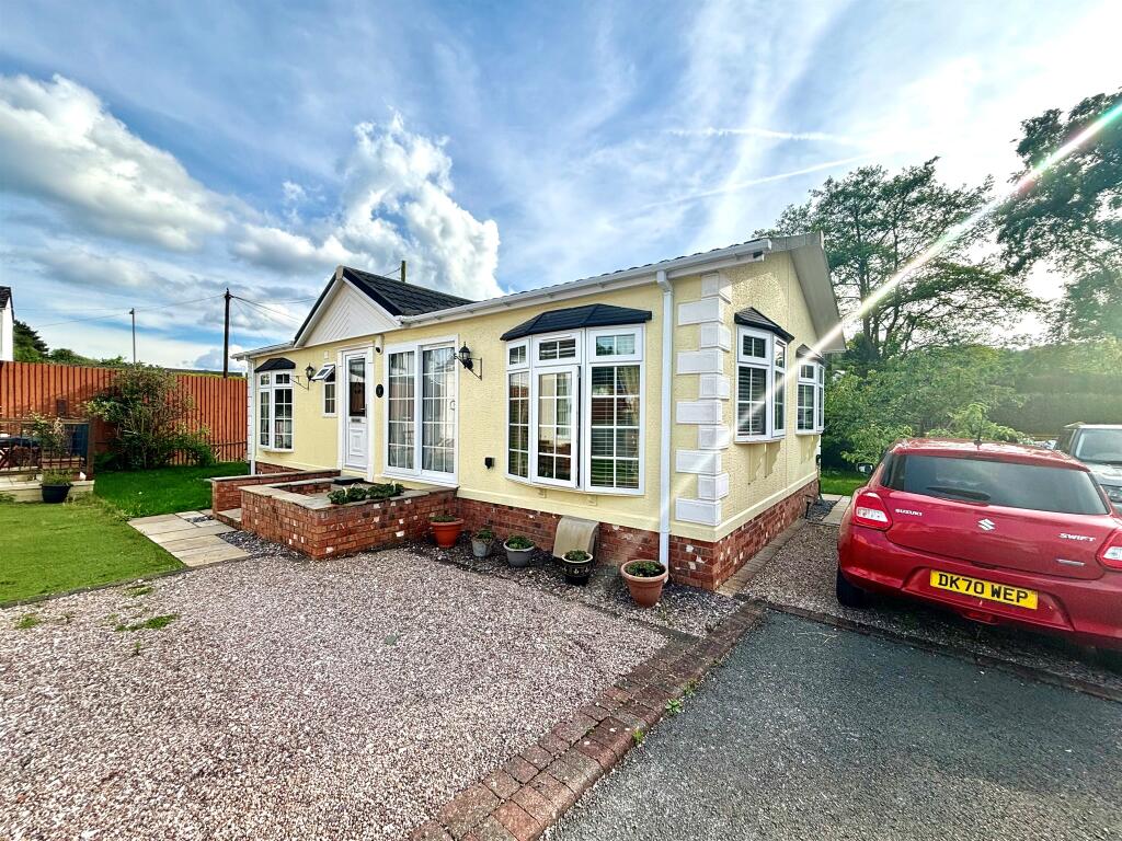 2-bed caravan on Delamere Road, Norley, Frodsham, £159,950