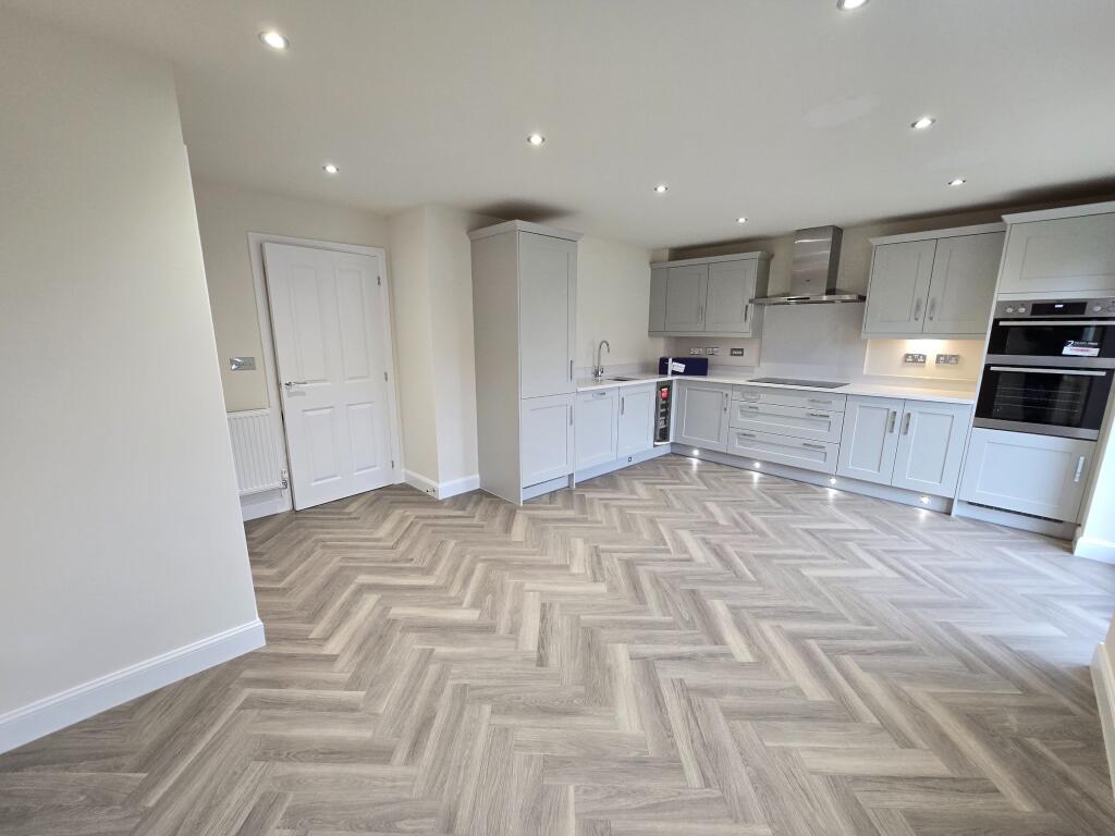 House in Cayton - More